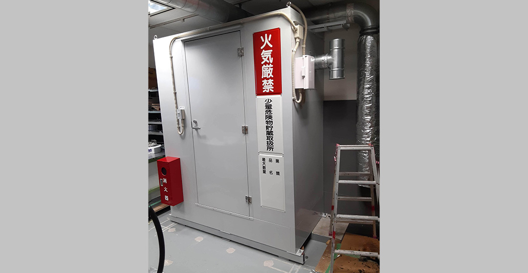 天井までの高さが確保できない為、限度いっぱいに設置