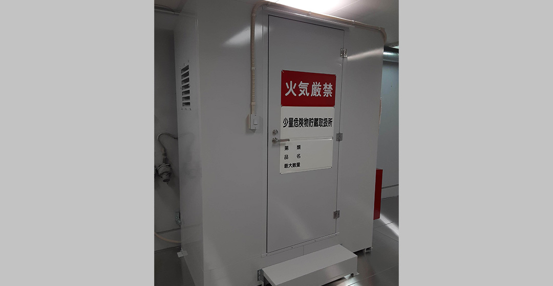 天井までの高さが確保できない為、限度いっぱいに設置