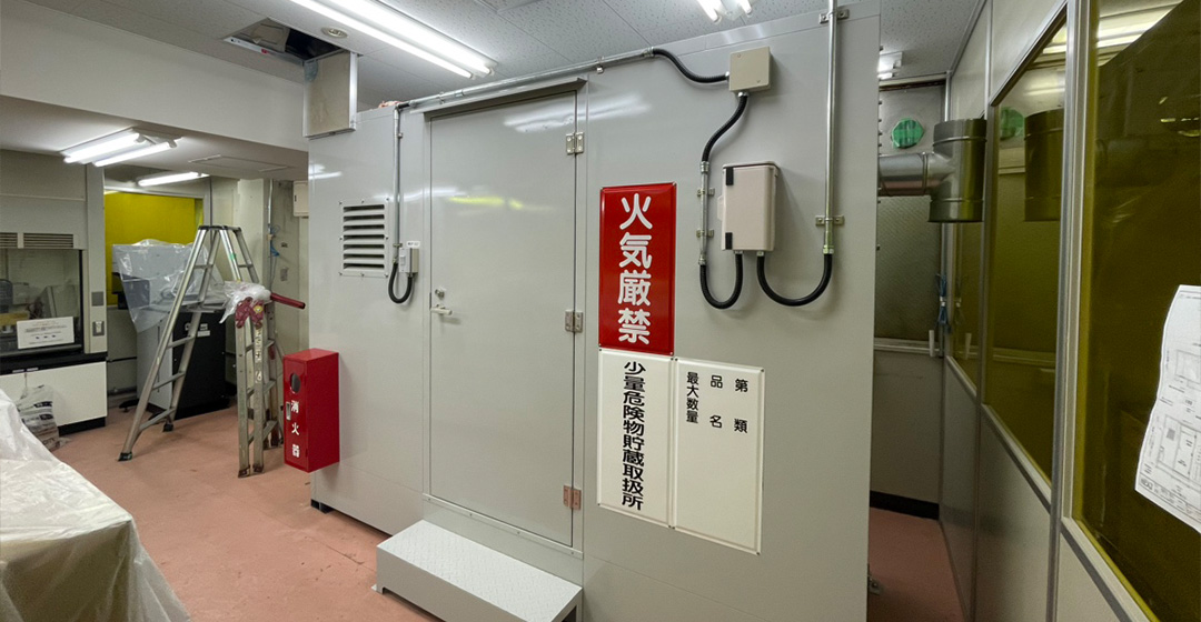 天井までの高さが確保できない為、限度いっぱいに設置